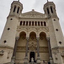 Die Basilika Notre-Dame de Fourvière in Lyon von außen
