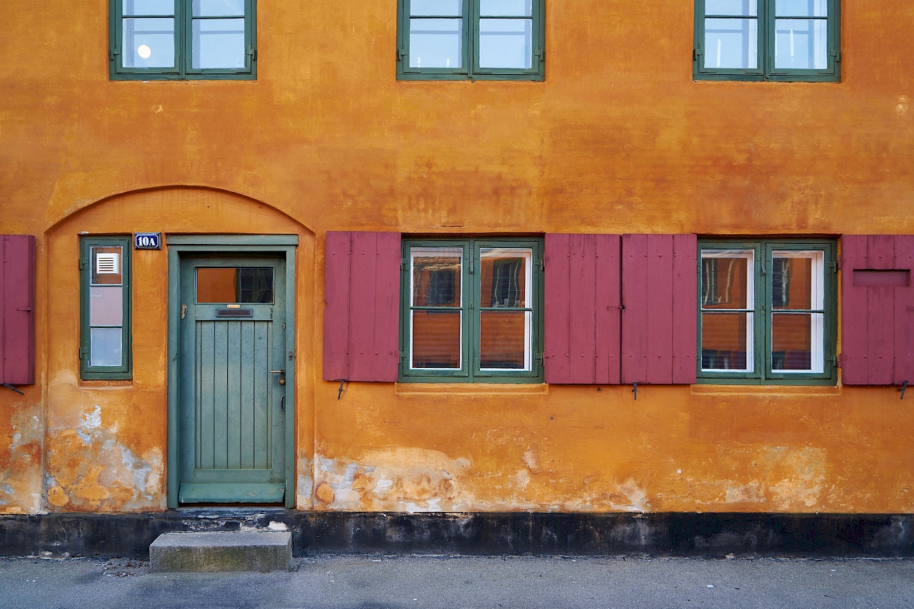 Die Fassaden der Häuser im Viertel Nyboder in Kopenhagen