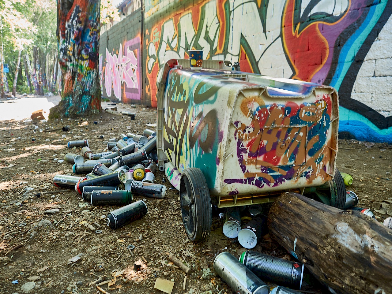 Müll, Müll, Müll - die Überreste von illegalem Sprayen