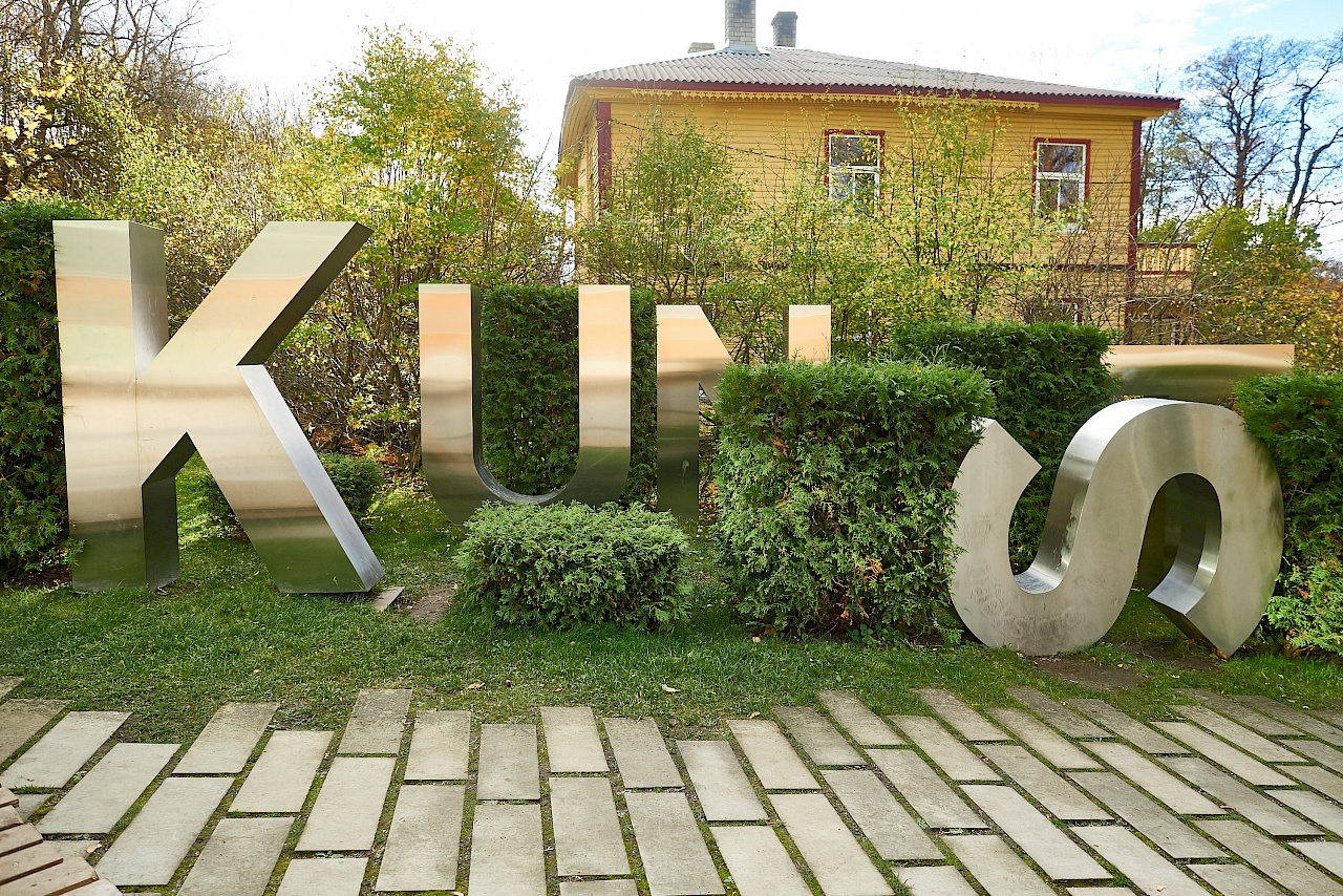 Schfiftzug Kunst vor dem Museum Kumu in Tallinn