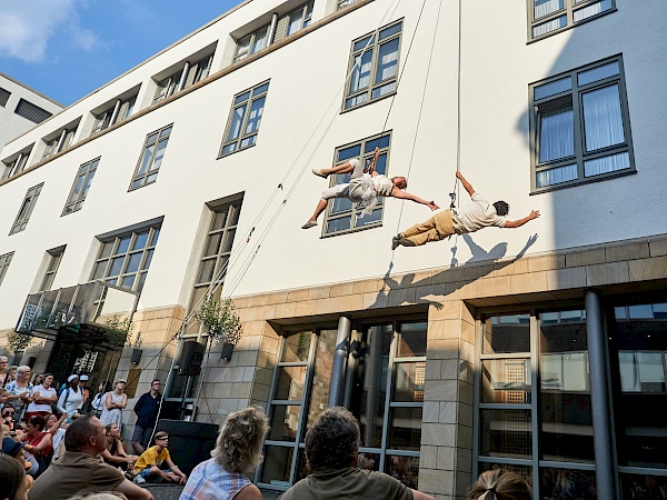 Akrobatik an einer Hausfassade