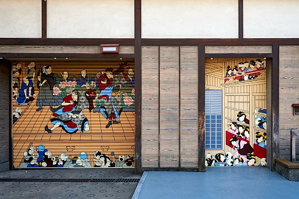 Bunt gemalte Läden in der Nähe des Sensoji-Tempels in Asakusa