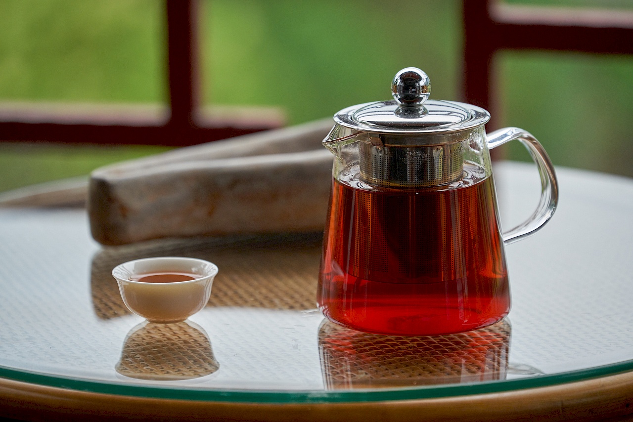 Tee genießen auf der Terrasse im Yangshuo Eden Garden Hotel