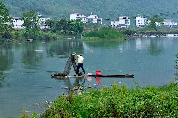 Fischen auf dem Yulong River in Yangshuo