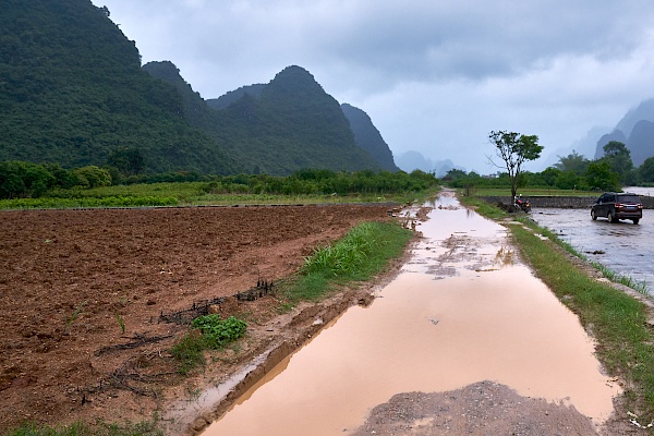 Ein nasser Feldweg in Yangshuo
