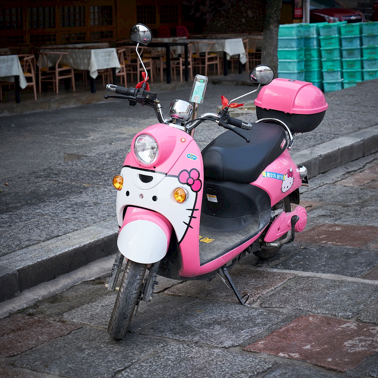 Mein Helly Kitty Electroscooter in Yangshuo (China)