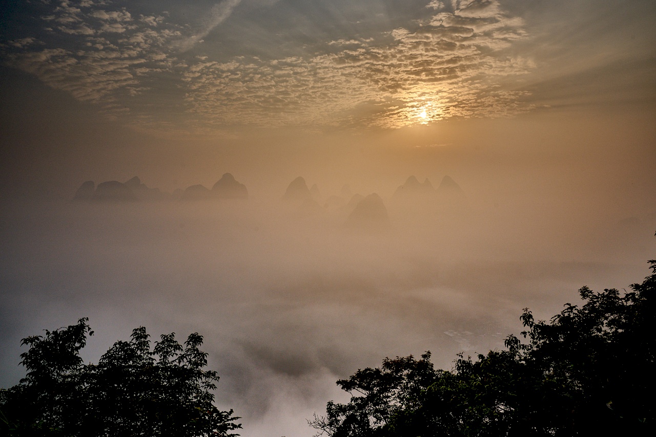 Sonnenaufgang vom der Spitze des Bergs des grünen Lotus in Yangshuo