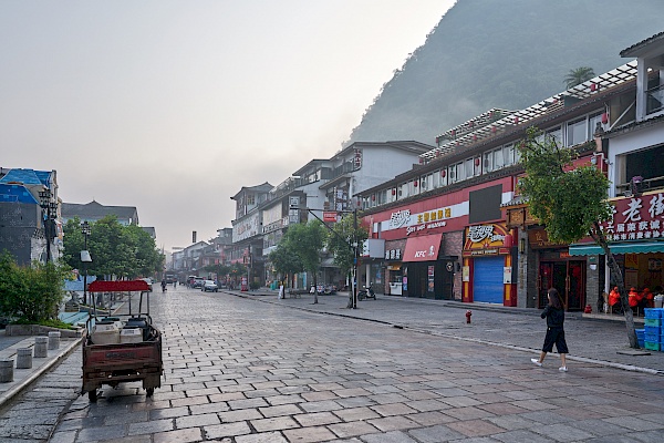 Leere Straßen am Morgen in Yangshuo