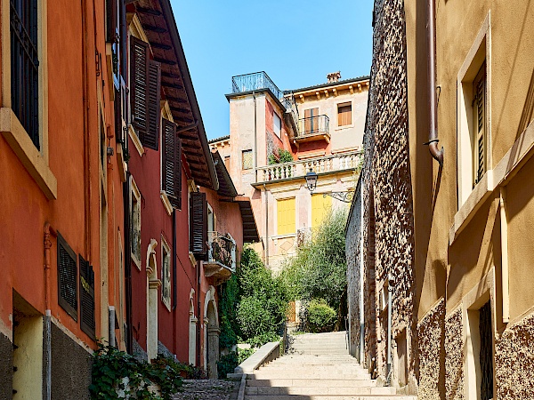 Durch die Gassen hoch zum Castel San Pietro in Verona laufen