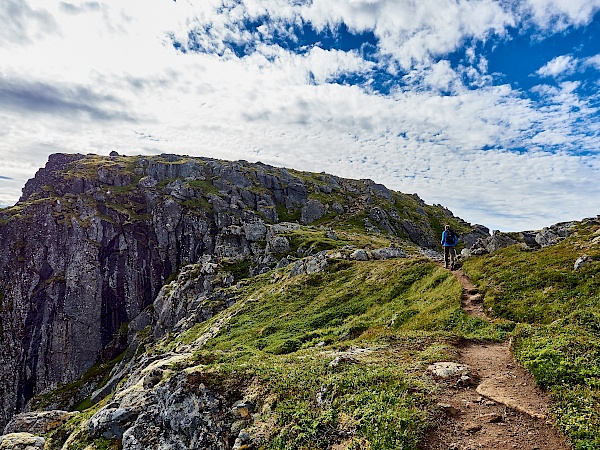 Erster Anstieg auf der Wanderung Dronningruta in Norwegen