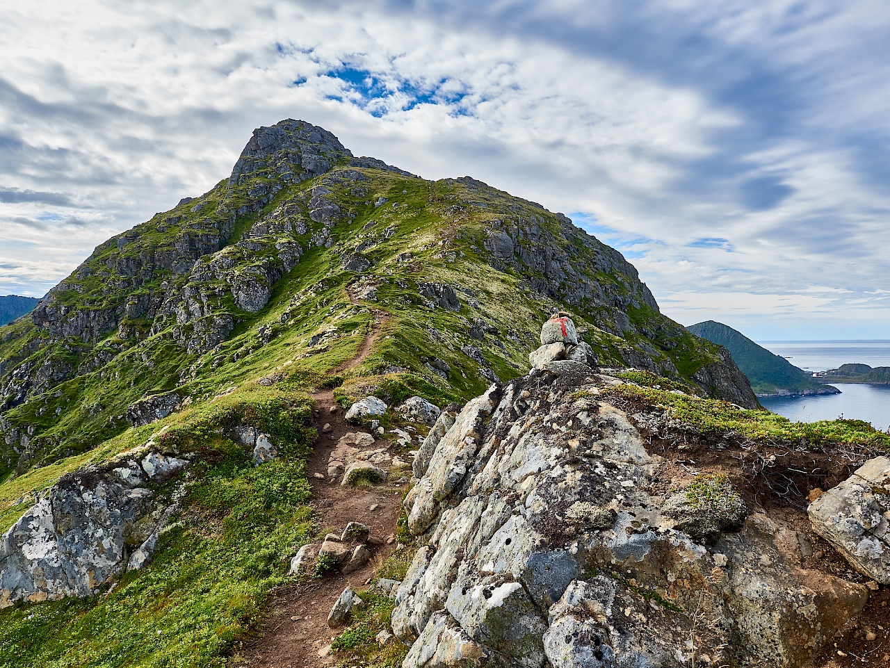 Wanderung über die Berge auf der Dronningruta in Norwegen