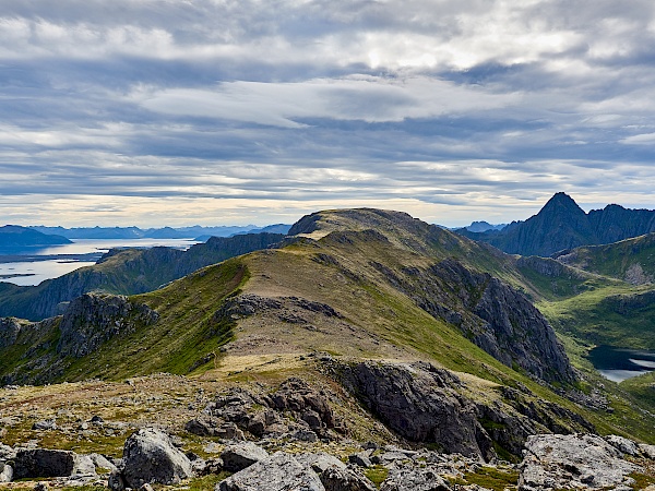 Wanderung über den Grat auf der Dronningruta in Norwegen