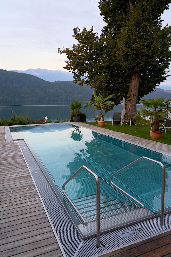 Gleich nach dem Aufstehen in den Pool in der Villa Postillion am Milstätter See.