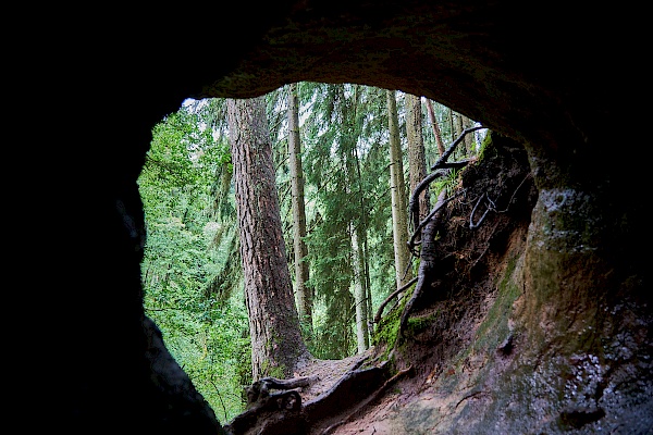 Kleine Höhlen in der Schwarzachklamm entdecken