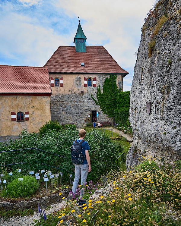 Liebevoll angelegte Beete auf der Burg Hohenstein