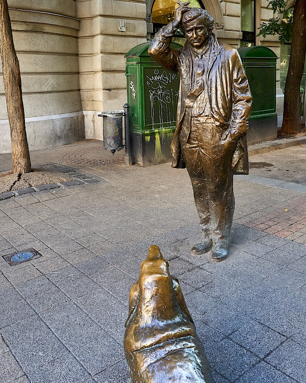 Statue von  Inspector Columbo sowie seinem Hund