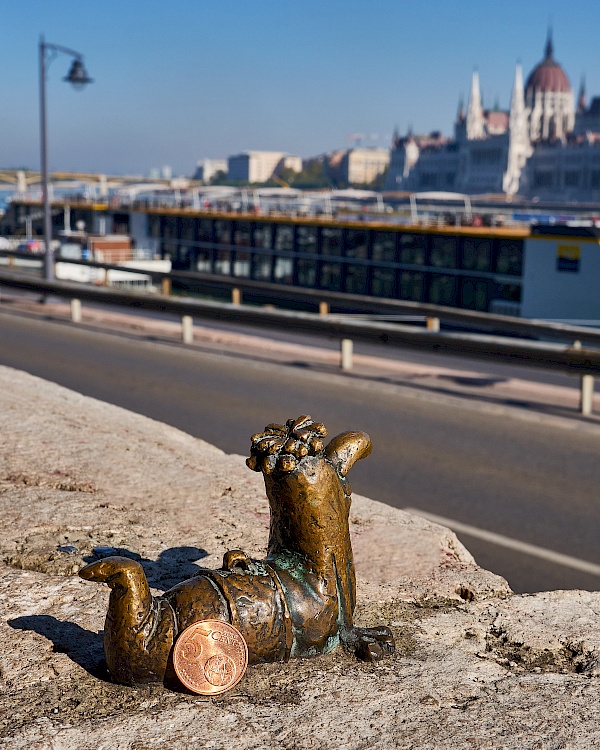 Mini-Skulptur eines Wurms gegenüber des Parlaments in Budapest