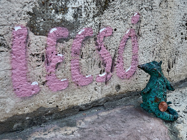 Mini-Skulptur einer Ratte in Budapest