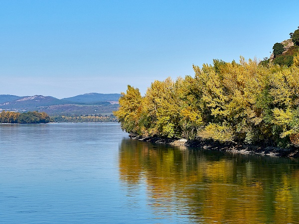 Herbstlandschaft an der Donau - Donau-Flusskreuzfahrt mit VIVA Cruises