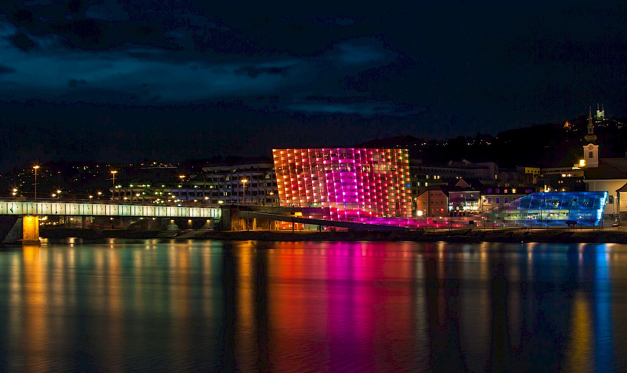 Ars Electronica Center bei Nacht in Linz - Donau-Flusskreuzfahrt mit VIVA Cruises