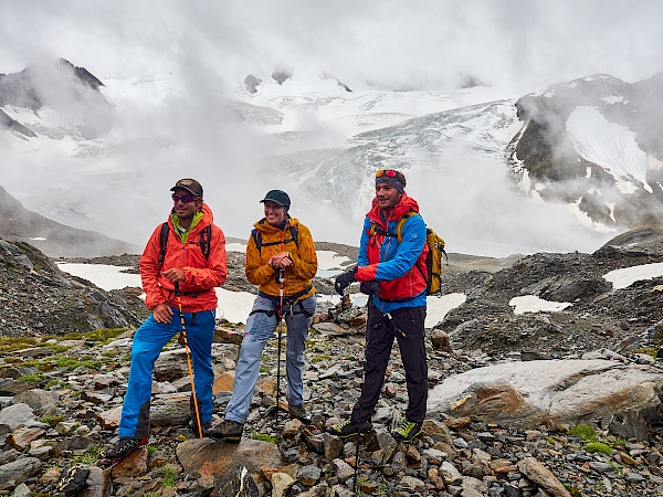 von links nach recht: Bergführer Raphael Eiter, Anna Maaß & Philipp Eiter vom Mindful Mountain Programm im Pitztal