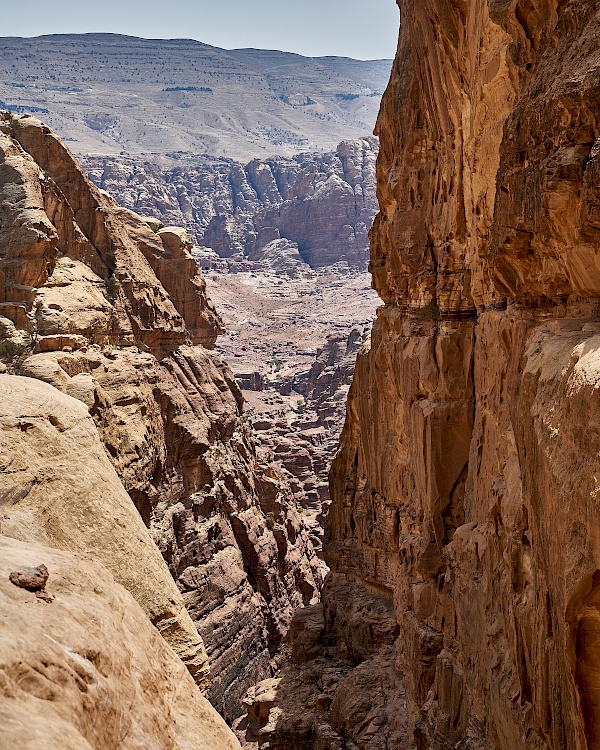 Blick in die Schlucht auf dem Weg zum Kloster in der Felsenstadt Petra in Jordanien