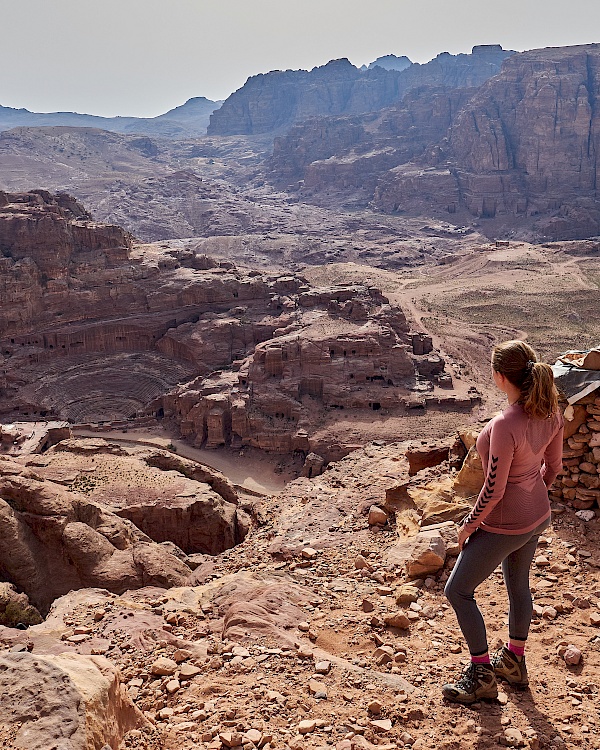 Blick auf das Theater vom Al-Khubta Trail in der Felsenstadt Petra in Jordanien