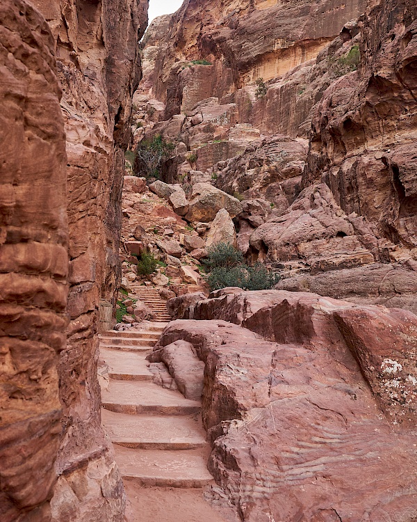 Treppen auf dem Weg zum Hohen Opferplatz in Petra (Jordanien)