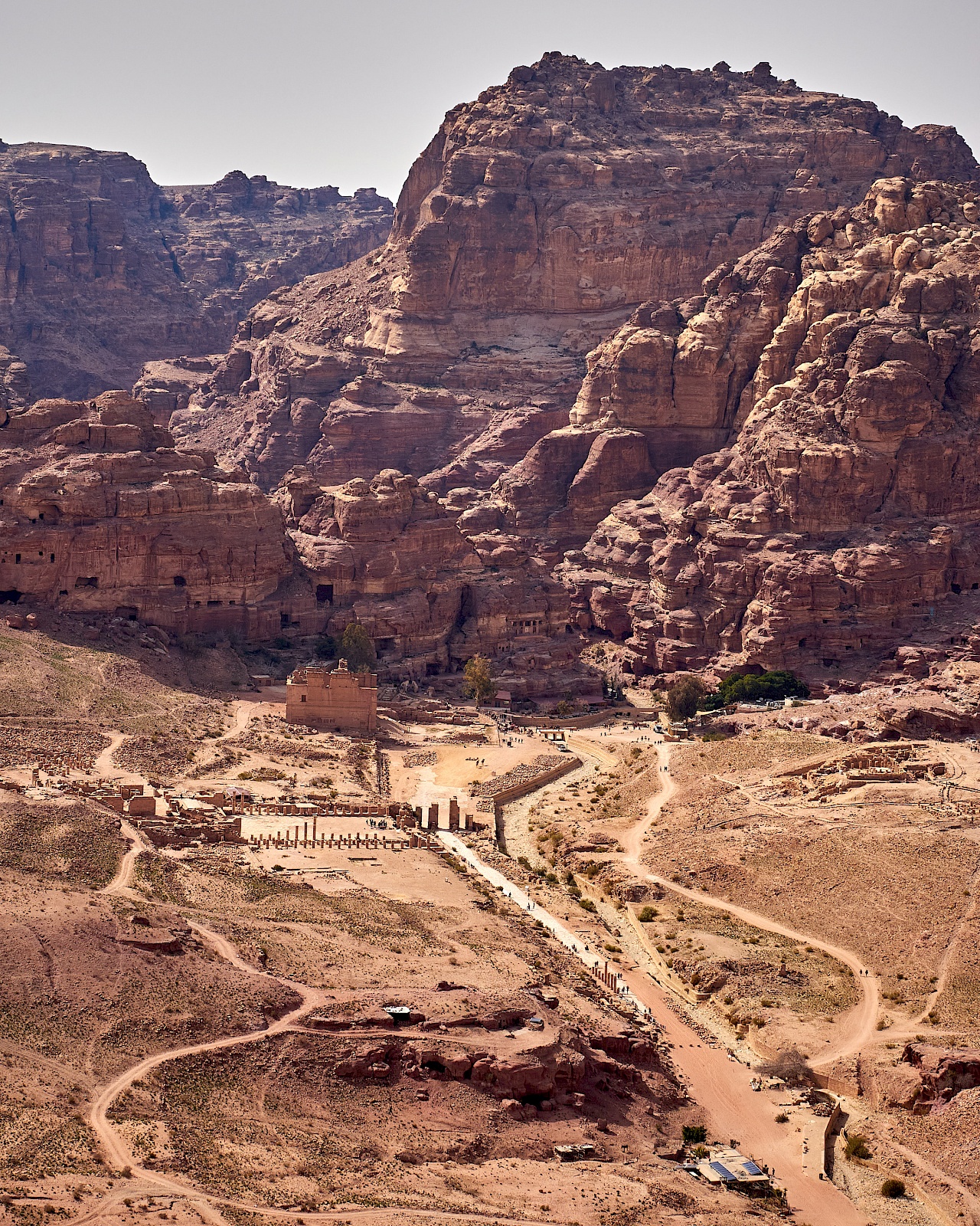 Die Säulenstraße mit gr. Tempel und Mädchenschloss vom Al-Khubta Trail in Petra (Jordanien)