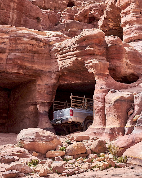 Parkplatz in einer Höhle am Anfang des Weges zum Kloster in Petra (Jordanien)