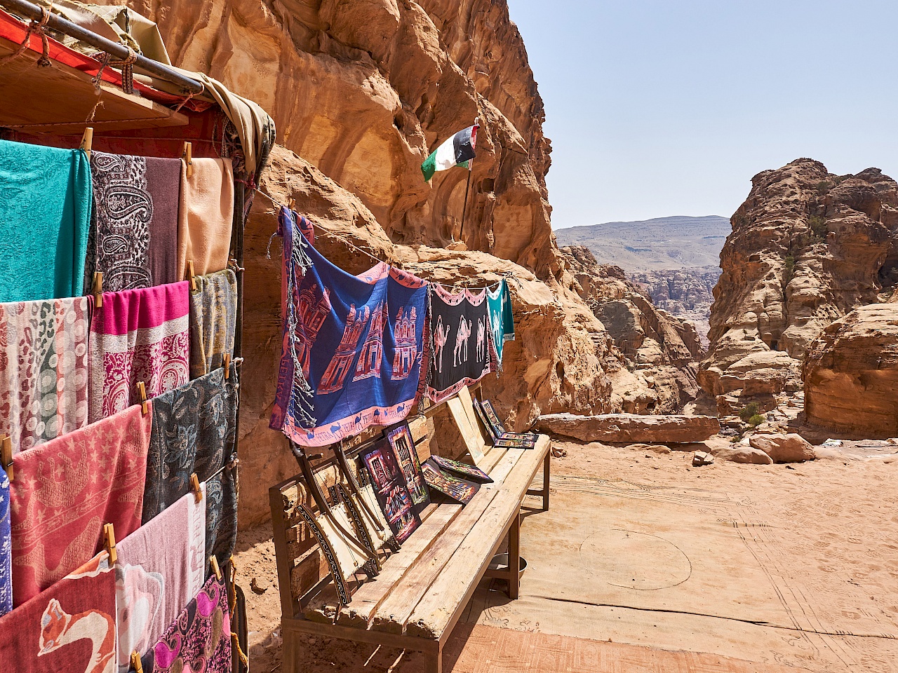 Souvenirstände auf dem Weg zum Kloster in Petra (Jordanien)
