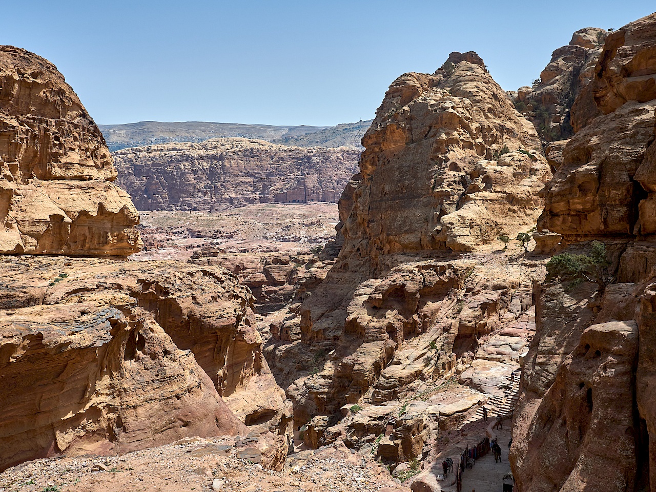 Aussicht auf dem Weg zum Kloster in Petra (Jordanien) - Königsgräber im Hintergrund zu sehen