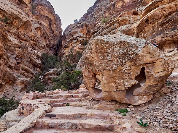 Felsen und Stufen auf dem Weg nach Petra (Jordanien)