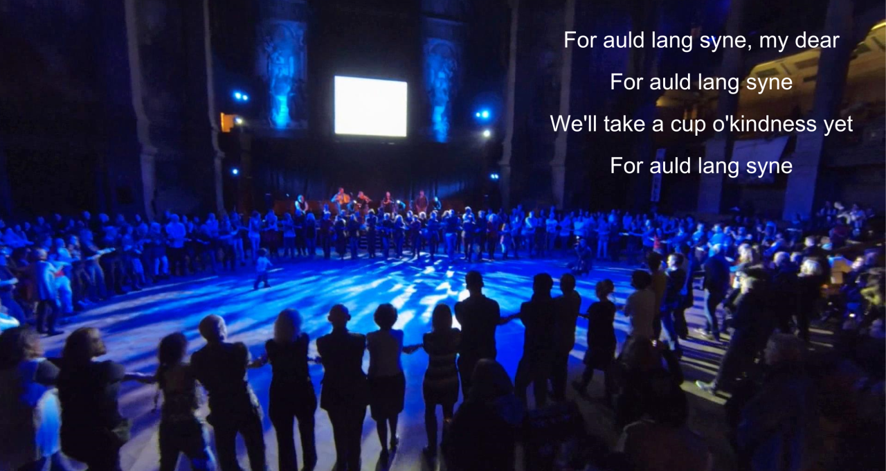 Singen und tanzen zu Auld lang syne zum Neuhjahrsfest in Edinburgh (Schottland)