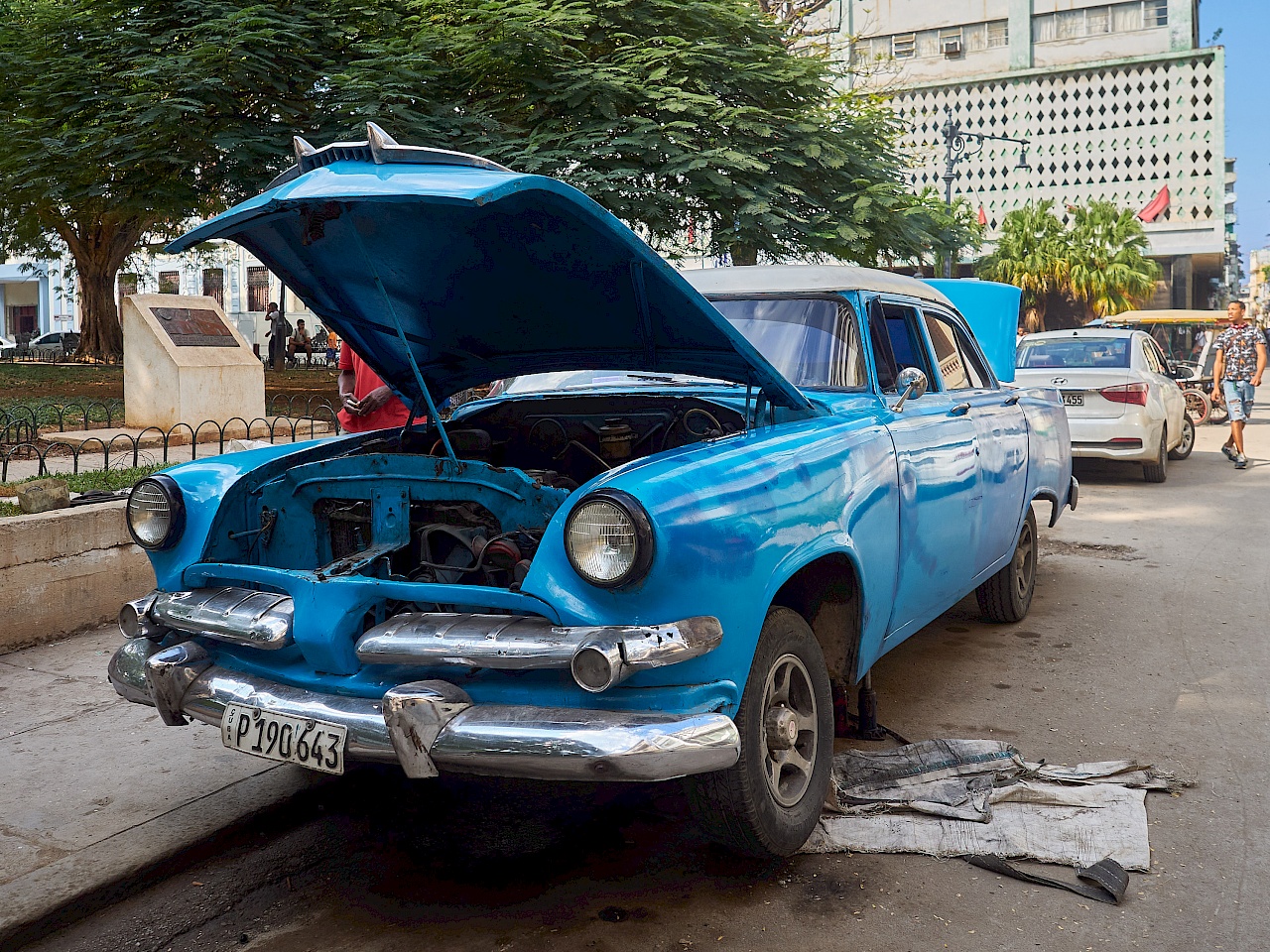 Reparatur eines Oldtimers in Havanna