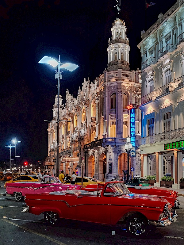 Oldtimer vor dem vor dem Hotel Inglaterra in Havanna
