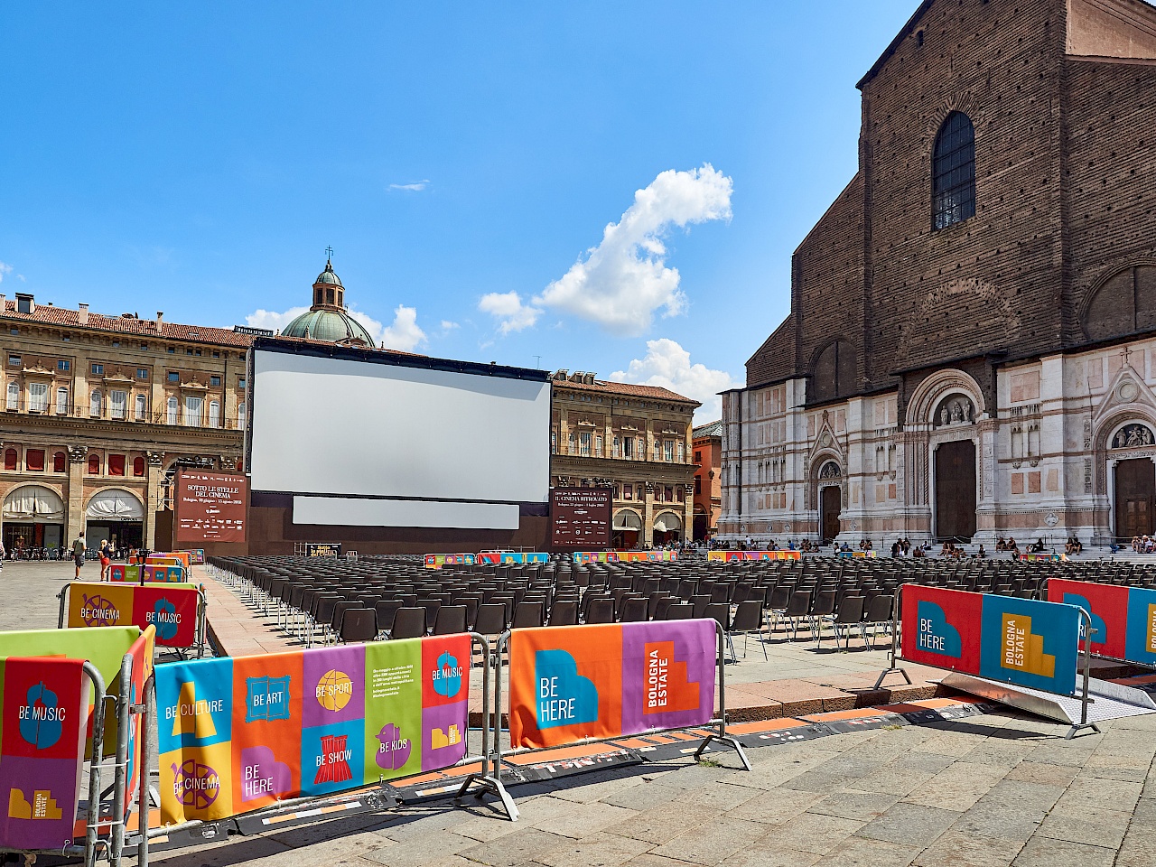 Piazza Maggiore während der Open-Air-Kino-Saison im Sommer
