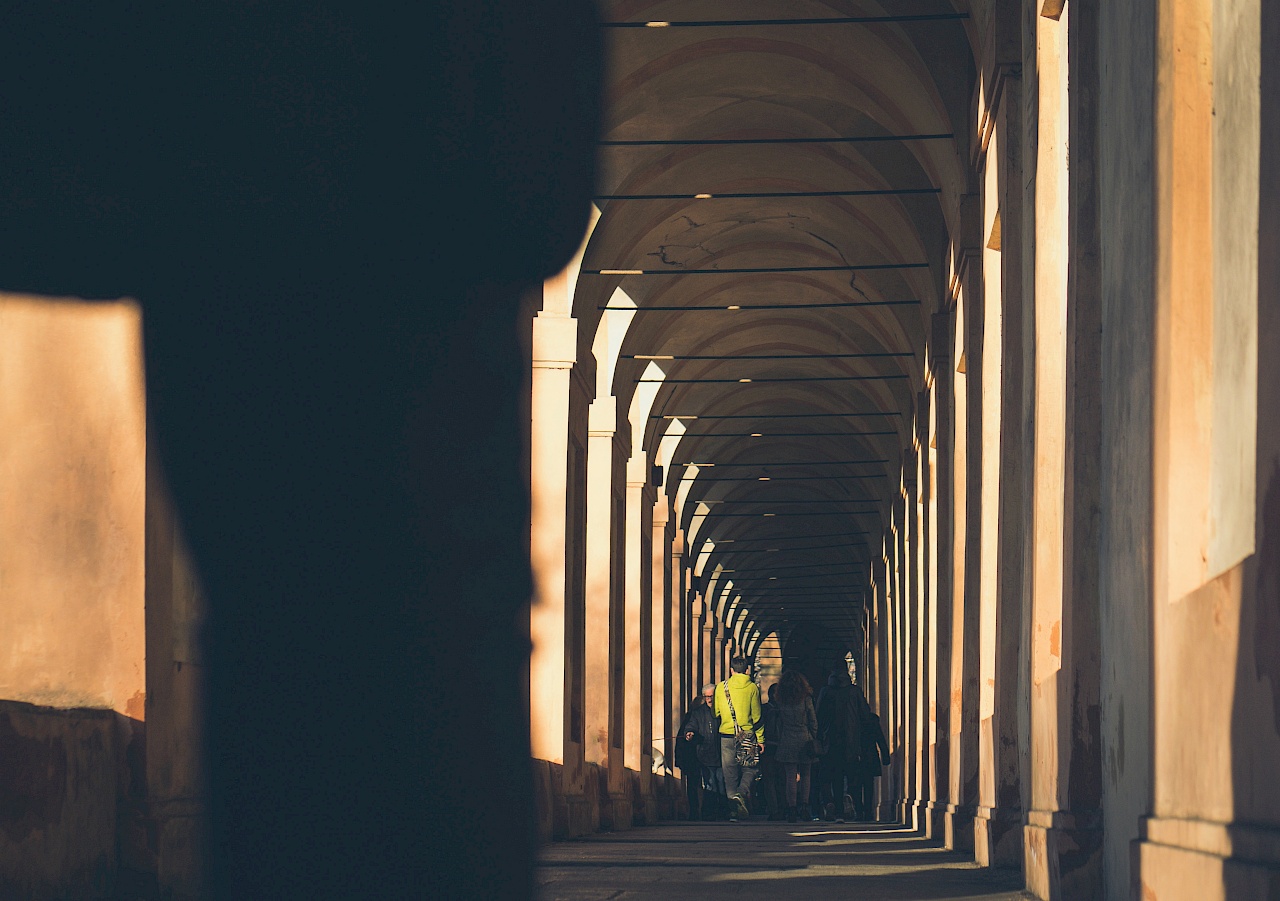 Arkadengang zur Wallfahrtskirche San Luca in Bologna (Italien)