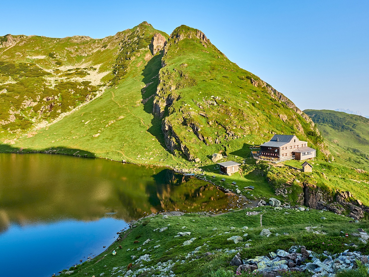 Blick auf das Wildseeloderhaus nach dem Sonnenaufgang