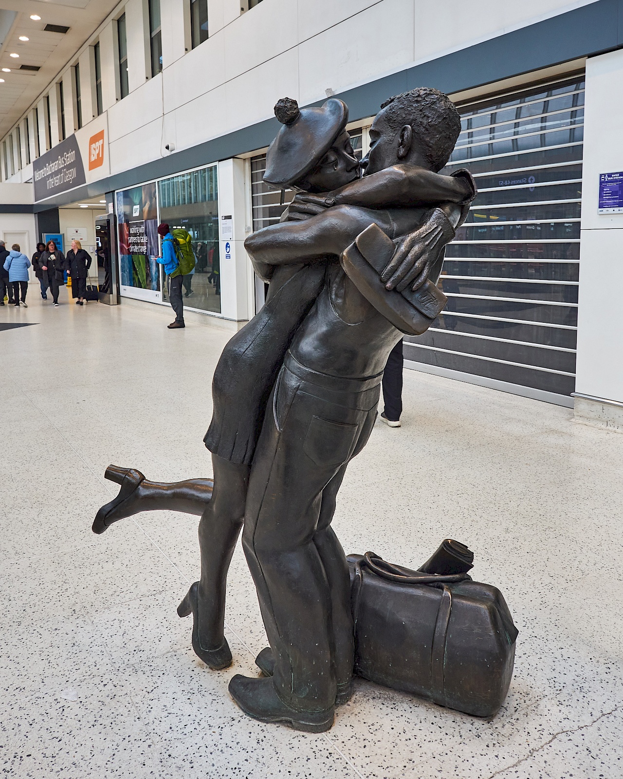 Statue eines küssenden Paares in der Buchanan Bus Station in Glasgow