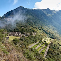 Choquequirao in den Morgenstunden - ümhüllt von Wolken