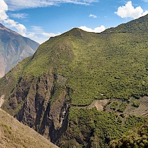 Schon von Weitem kann man die beeindruckenden Anlagen von Choquequirao erkennen