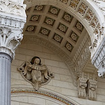 Die Basilika Notre-Dame de Fourvière in Lyon von außen