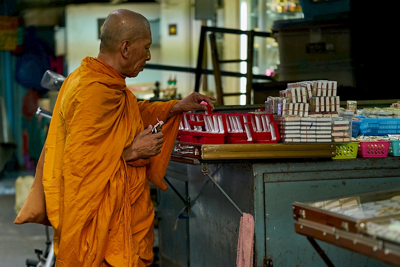 Mönch auf dem Amulettmarkt in Bangkok