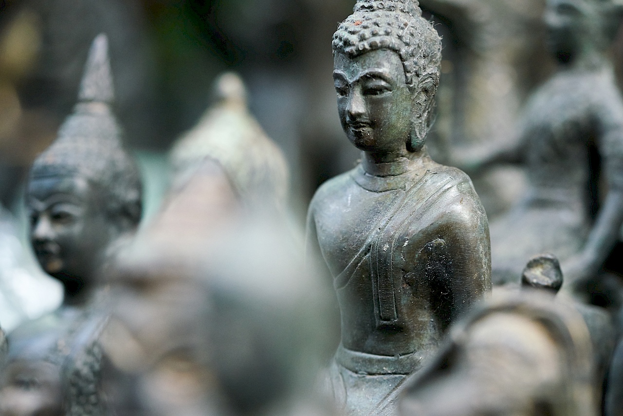 Buddhastatuen auf dem Amulettmarkt in Bangkok