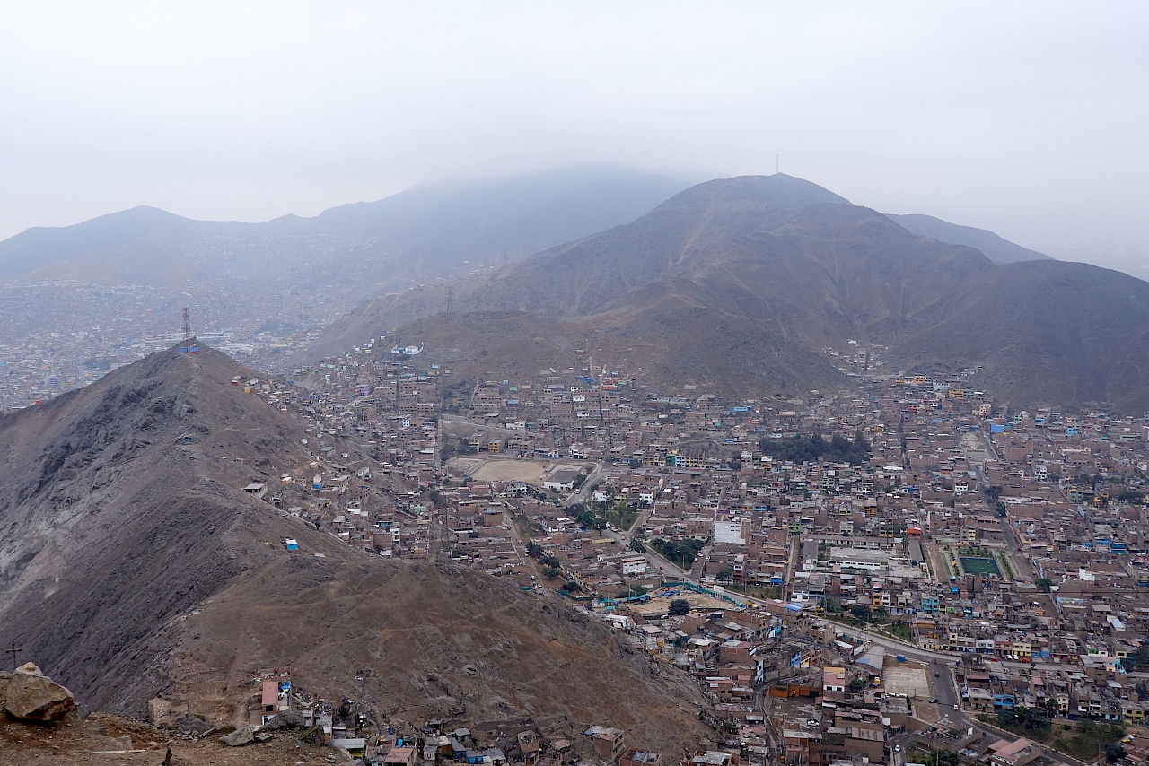 Blick vom Cerro San Cristobal auf die Armenviertel von Lima