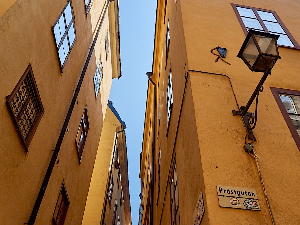 Gelbe Fassaden und alte Lampen in der Altstadt Stockholms