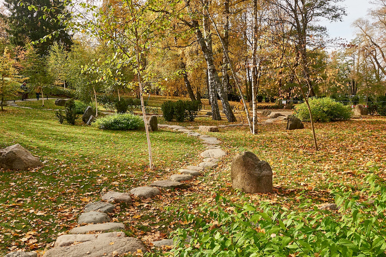 Ein Steinweg im Japanischen Garten in Tallinn