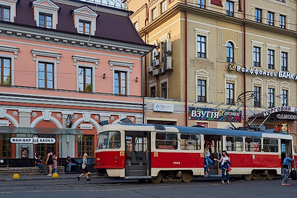 Straßenbahn am Kontraktowa-Platz in Kiew (Ukraine)