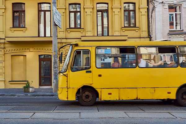 Bus am Kontraktowa-Platz in Kiew (Ukraine)